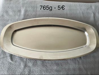 Plat de présentation ou de service pour la table en acier inoxydable.
