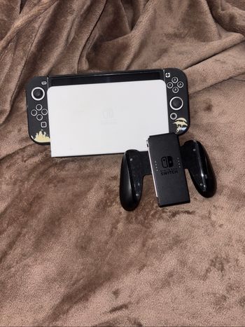 Console Nintendo Switch Oled en très bon état.
