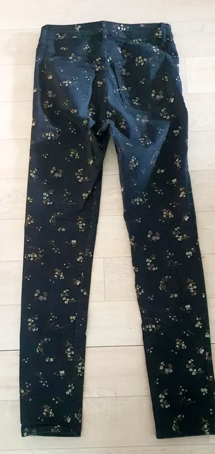 Jean noir fleurs H&M 34 - photo numéro 3