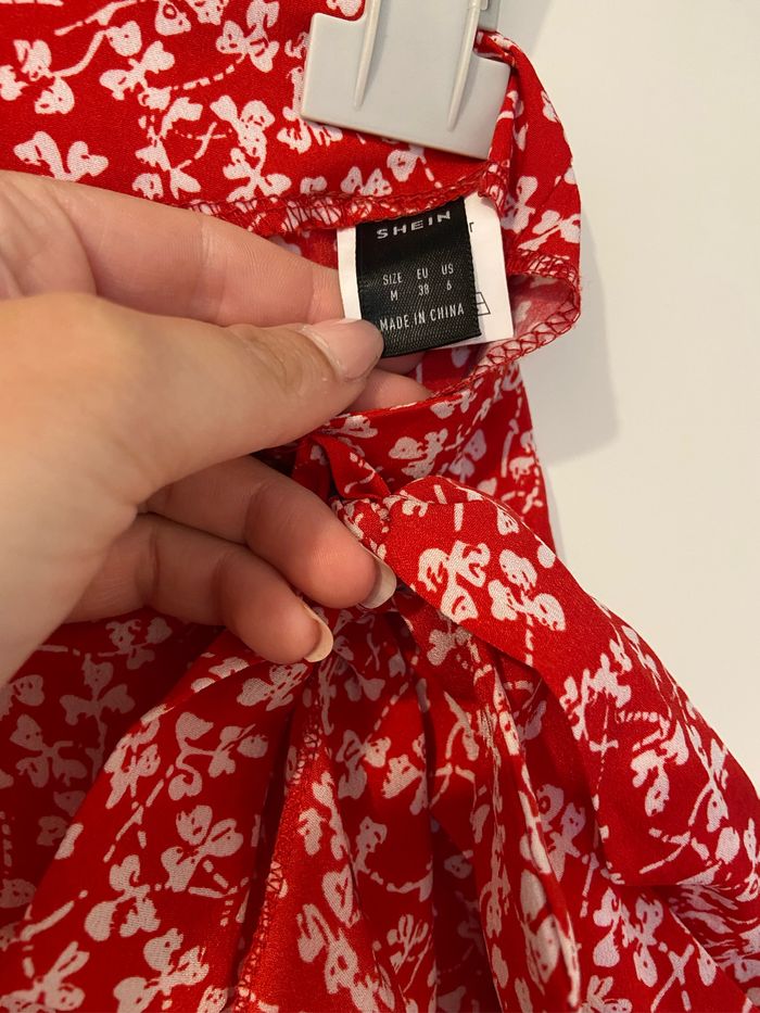 Jupe rouge à fleurs - photo numéro 4