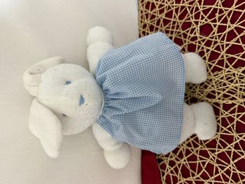 Doudou peluche Lapin blanc tablier bleu blanc vichy Klorane