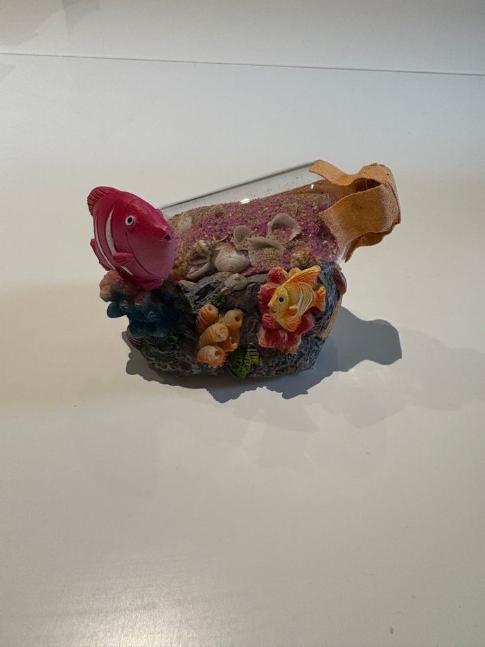 Objet de décoration sur le thème de la mer avec une bouteille de verte contenant du sable rose - photo numéro 3