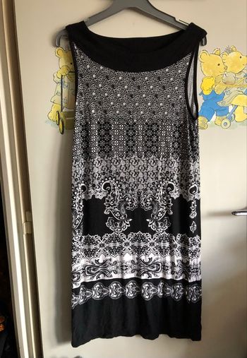 Robe noire à motifs, taille 38/40