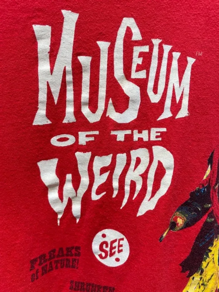 Museum of the weird - Red print graphic t-shirt Gildan Mens Large - photo numéro 4