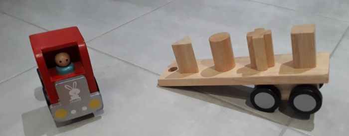 camion janod en bois avec ses pièces en bois à empiler - photo numéro 4