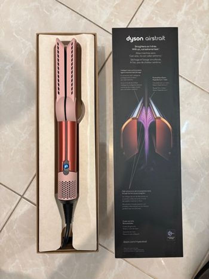 Dyson Airstrait
