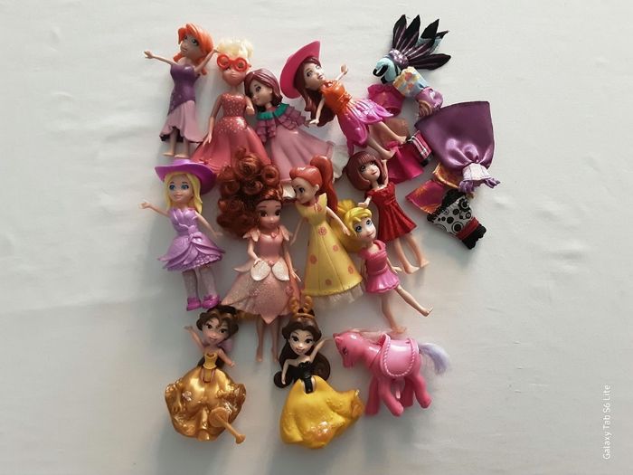 Lot de mini  poupées plus changes - photo numéro 3