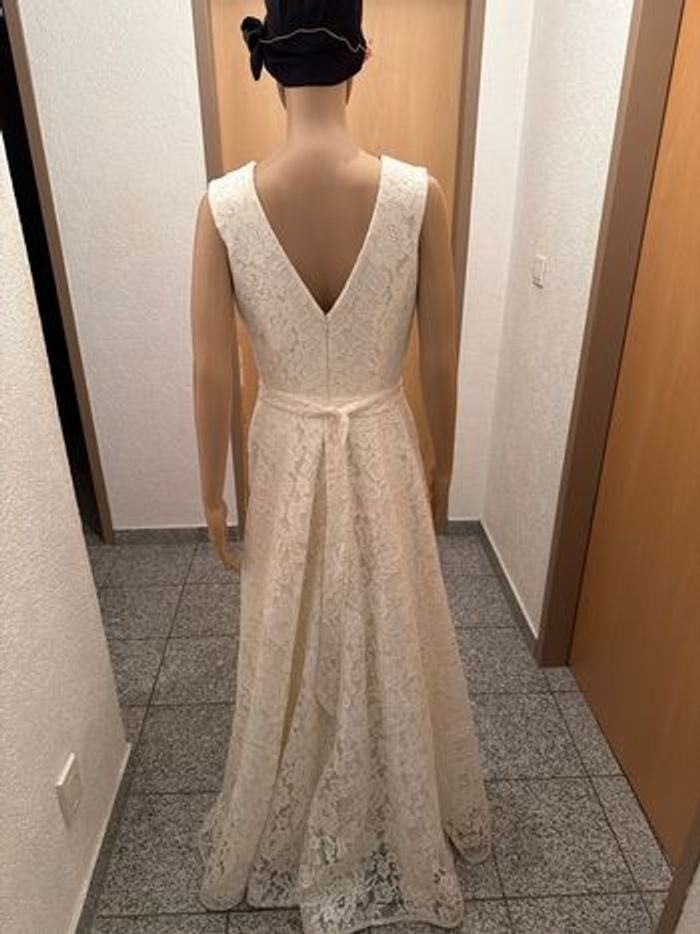 Robe de  cérémonie en dentelle de couleur ivoire - photo numéro 5