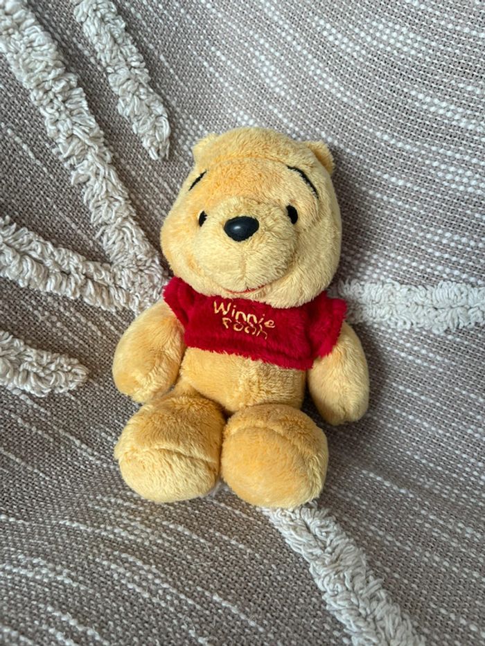 Peluche doudou 19cm Disney Winnie l’ourson ours rouge et jaune très bon état