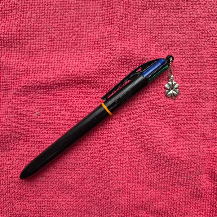 Stylo BIC Pro 4 couleurs avec pampille Trèfle