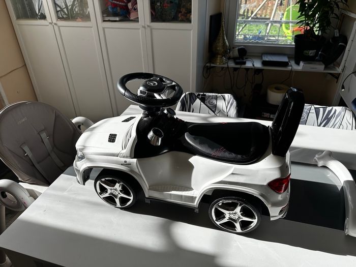 Voiture Mercedes blanche porteur et à pousser - photo numéro 6