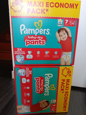 Lot de 2 cartons de couches Pampers pants taille 7