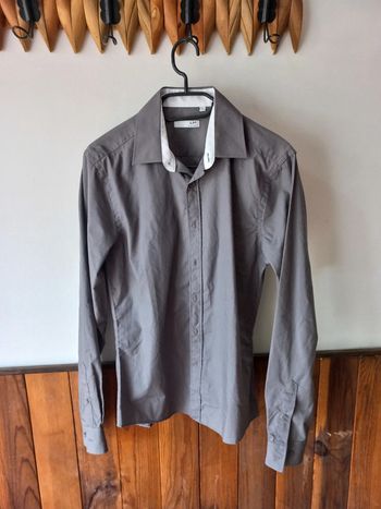 Chemise grise col blanc