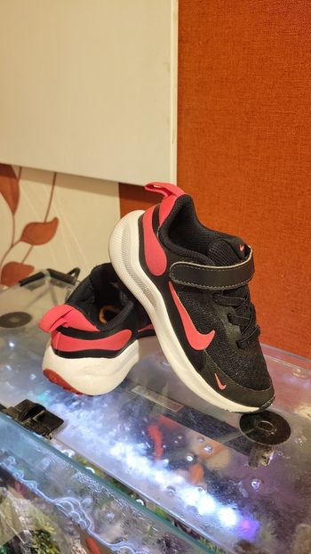 A vendre basket enfant fille nike taille 25 en très bon état 
