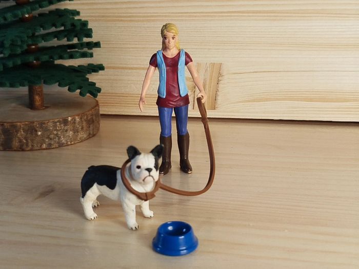 Schleich personnage Femme et son chien bouledogue français Figurine Animal domestique