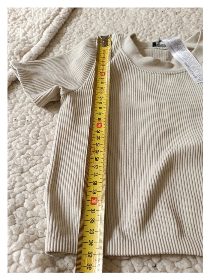 T-shirt beige côtelé ZARA – basique tendance col rond -- - photo numéro 4