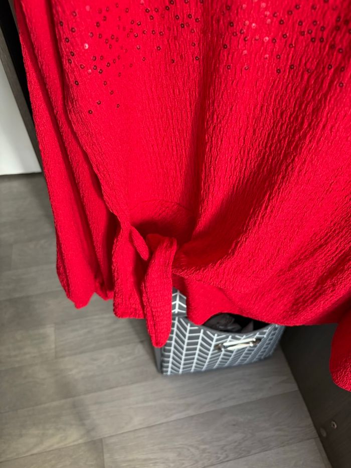 Haut rouge avec sequins et noeud - photo numéro 2
