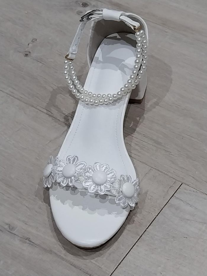 Sandales à talons compensés à bride fleurie et chaîne de perles T.39 - photo numéro 5