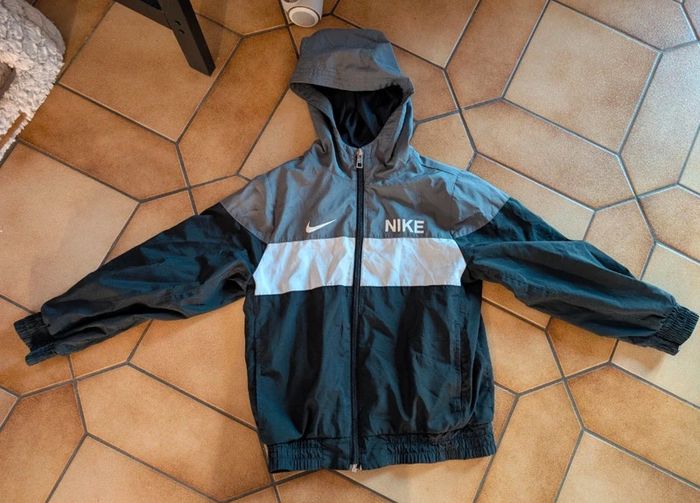Veste Nike enfant taille XS 6 8 ans