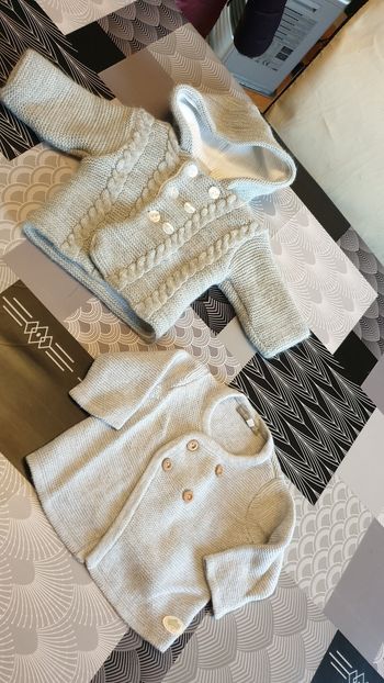 Deux jolies gilet gris taille 1mois très bonne état