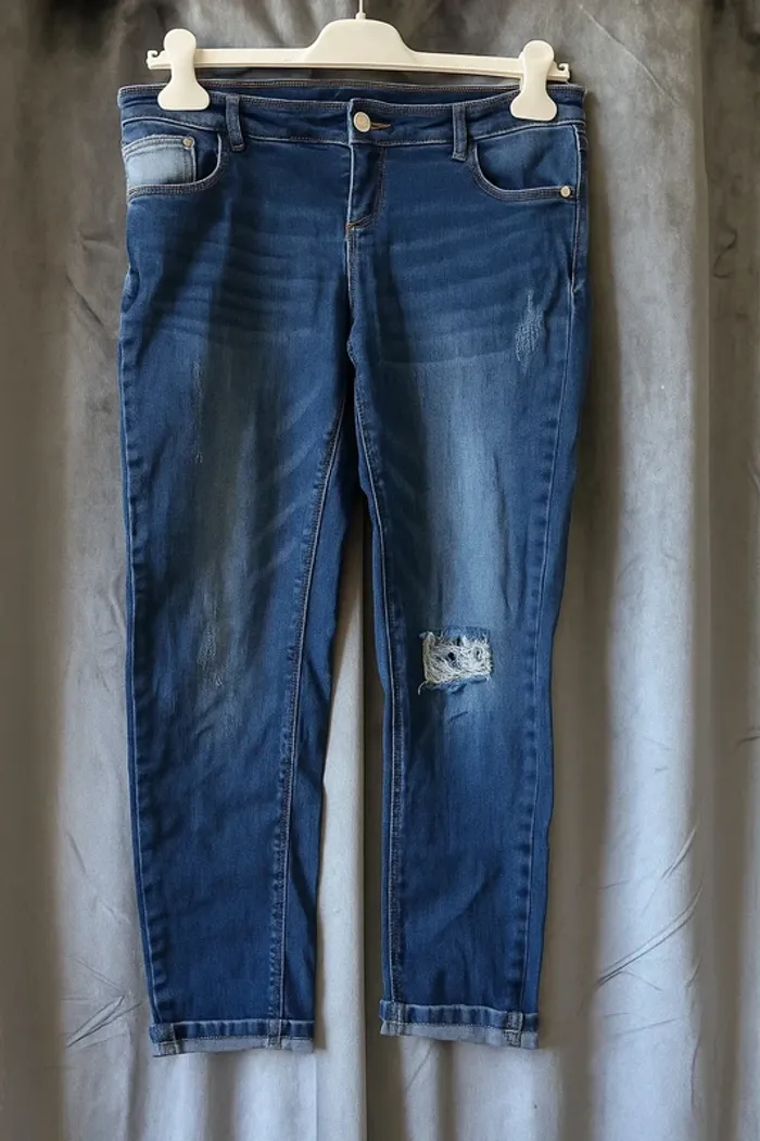 👖 Jean slim bleu avec effet usé & déchiré