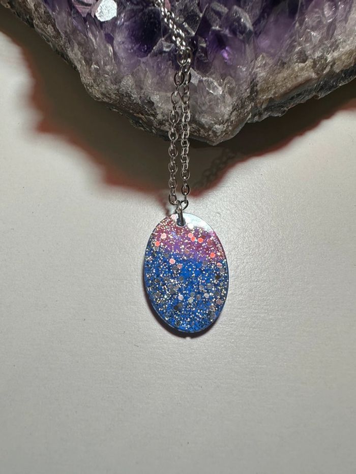 Pendentif grand arrondie en résine bleu et doré