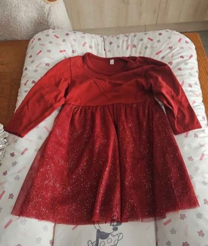 Vend robe rouge paillettes bebe fille 23 mois