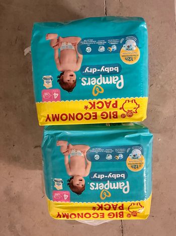 2 paquets couches t4 Pampers neuf