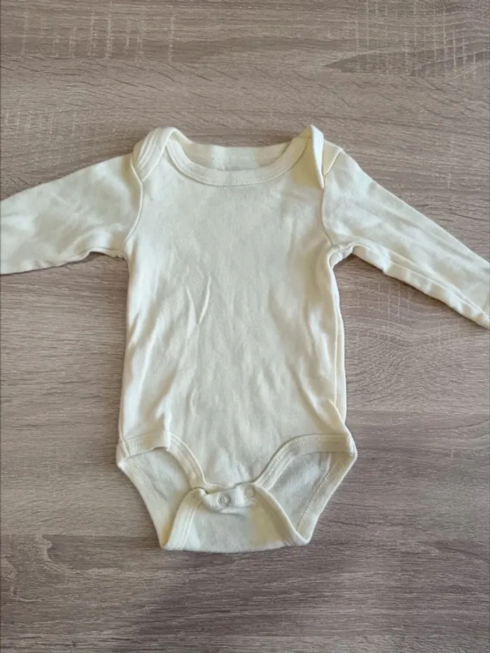 C44 Lot bodies kitchoun 3 mois - photo numéro 4