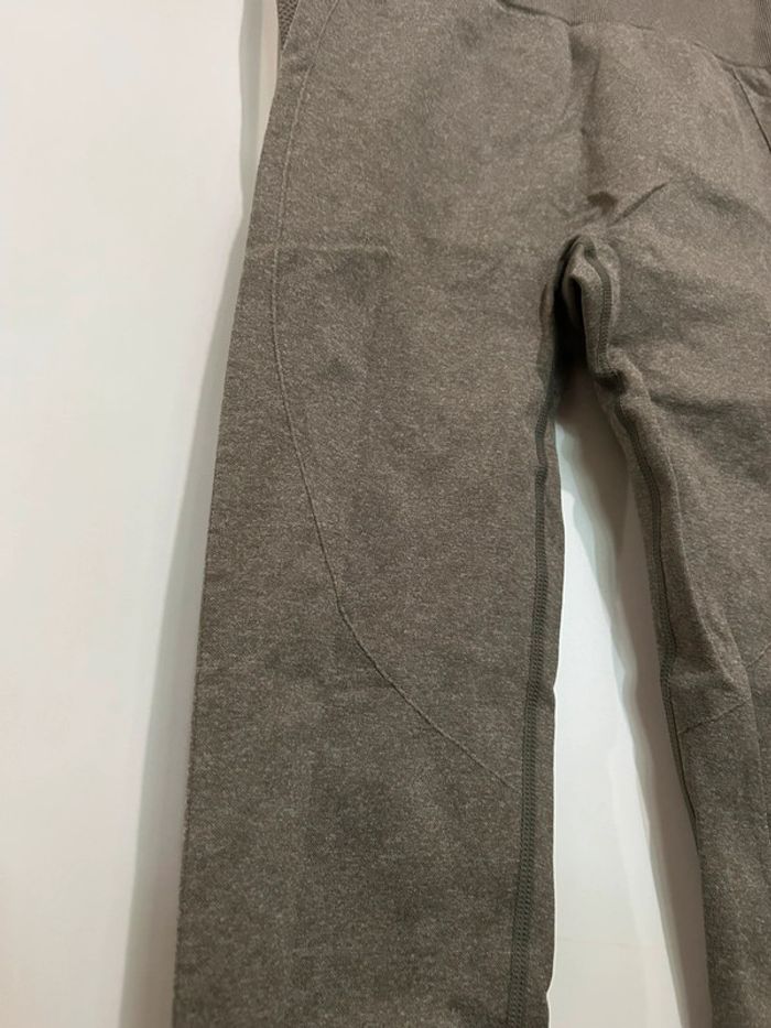 687 – legging de sport kaki avec effet push-up au niveau des fesses Shein en taille S - photo numéro 3