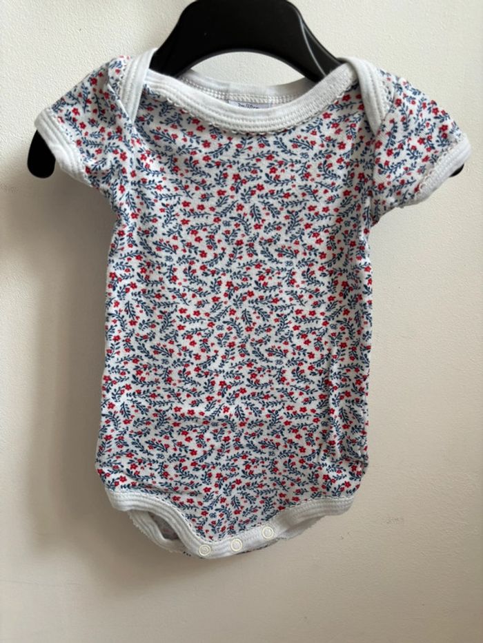 Lot 2 bodies fleuris manches courtes Petit Bateau 3 mois - photo numéro 3
