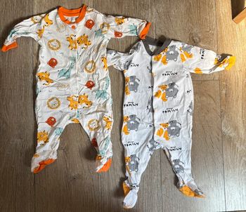 Lot 2 pyjamas Chicco
