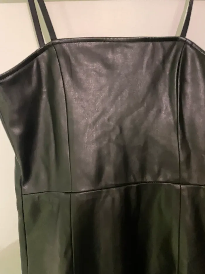 Jolie robe noire simili cuir taille 36 de marque Jennyfer
