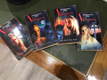 Lot de quatre livres La Vampire