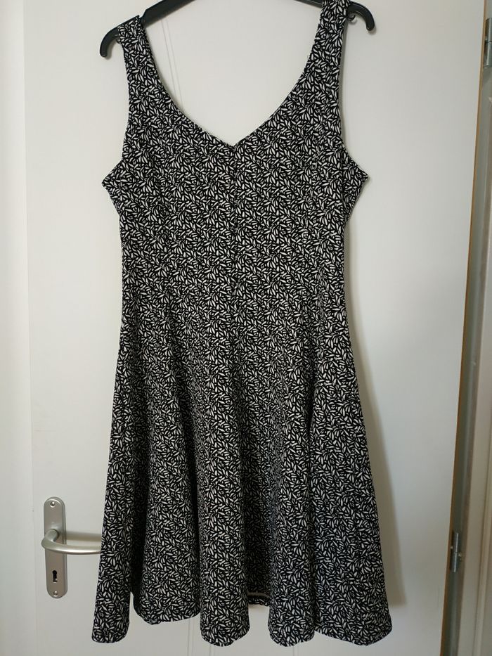 Robe noire et blanche