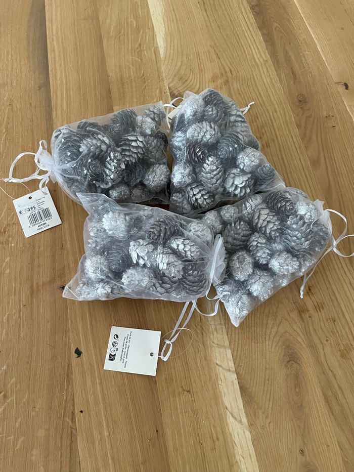 Pommes de pin argentée