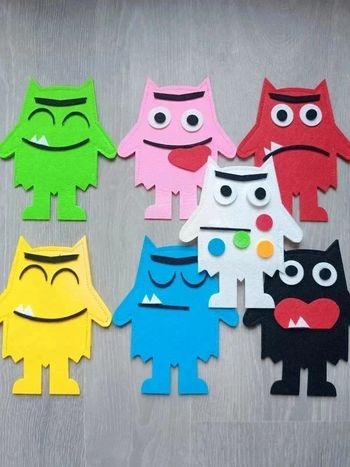 Les 7 peluches marionnettes montres de la couleur des émotions Montessori