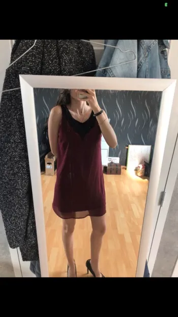 💃 Robe bordeau avec détail en dentelle 💃