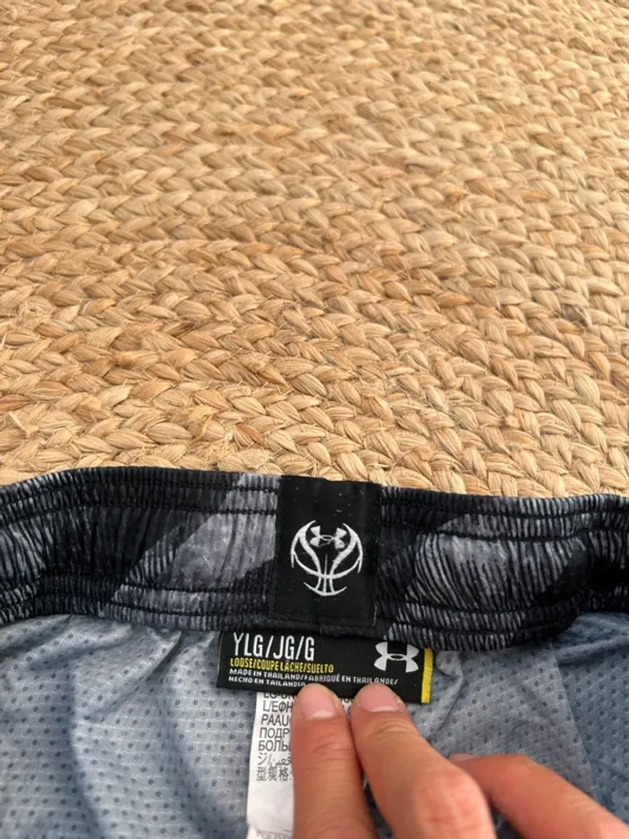 Short Garçon Under Armour Loose Noir & Gris | Taille 14 ans | Très Bon État | Sport Casual | R22 - photo numéro 4