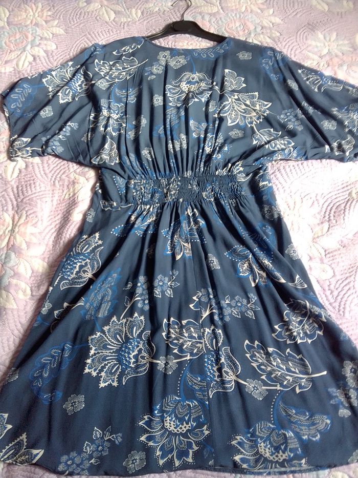 Robe bleu marine fleuri en Camaïeu en 36 - photo numéro 2