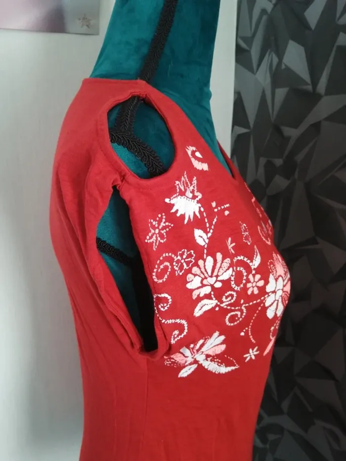Tee-shirt rouge à épaules dénudées avec imprimés floraux / bronzini / (S) - photo numéro 3