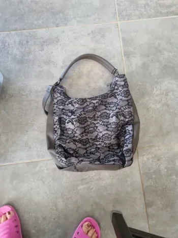 Sac a main gris a dentelle