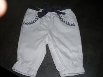 pantalon blanc/marine kitchoun 3 mois en très bon état