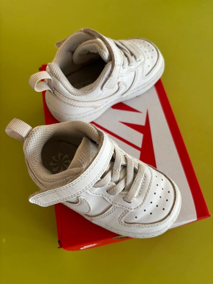 Baskets Nike blanches taille 21 - photo numéro 2