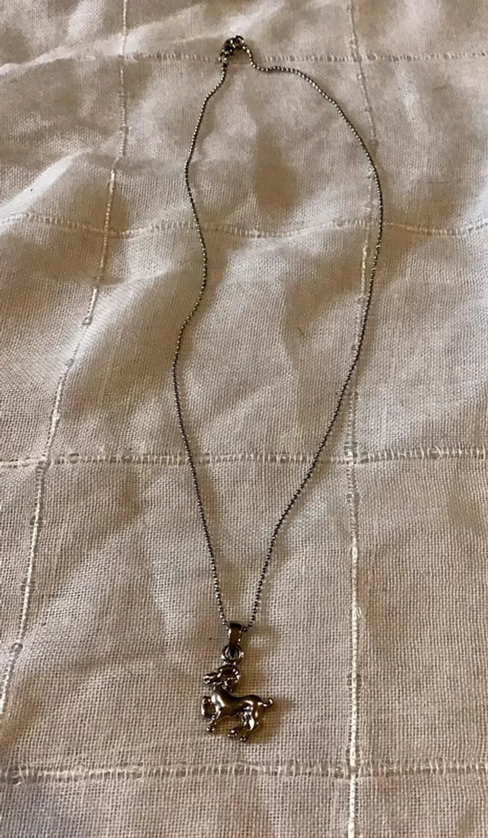 Collier avec pendentif argenté Bélier