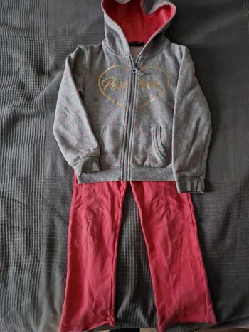 Pantalon rose et gilet à capuche gris