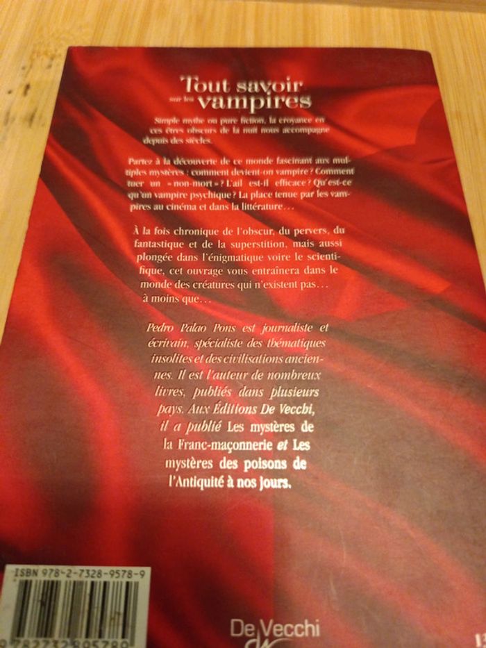 Livre tout savoir sur les vampires - photo numéro 2