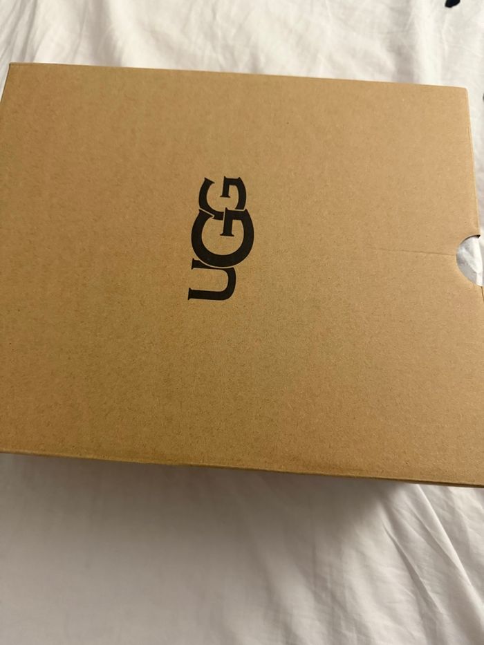 UGG femme 'Lowmel Sand » taille 36 eu authentique - photo numéro 9