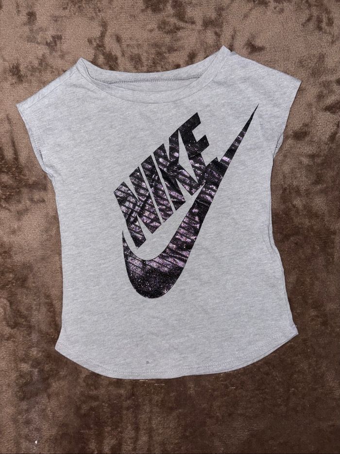 T-shirt Nike fille taille 24 mois gris en très bon état.