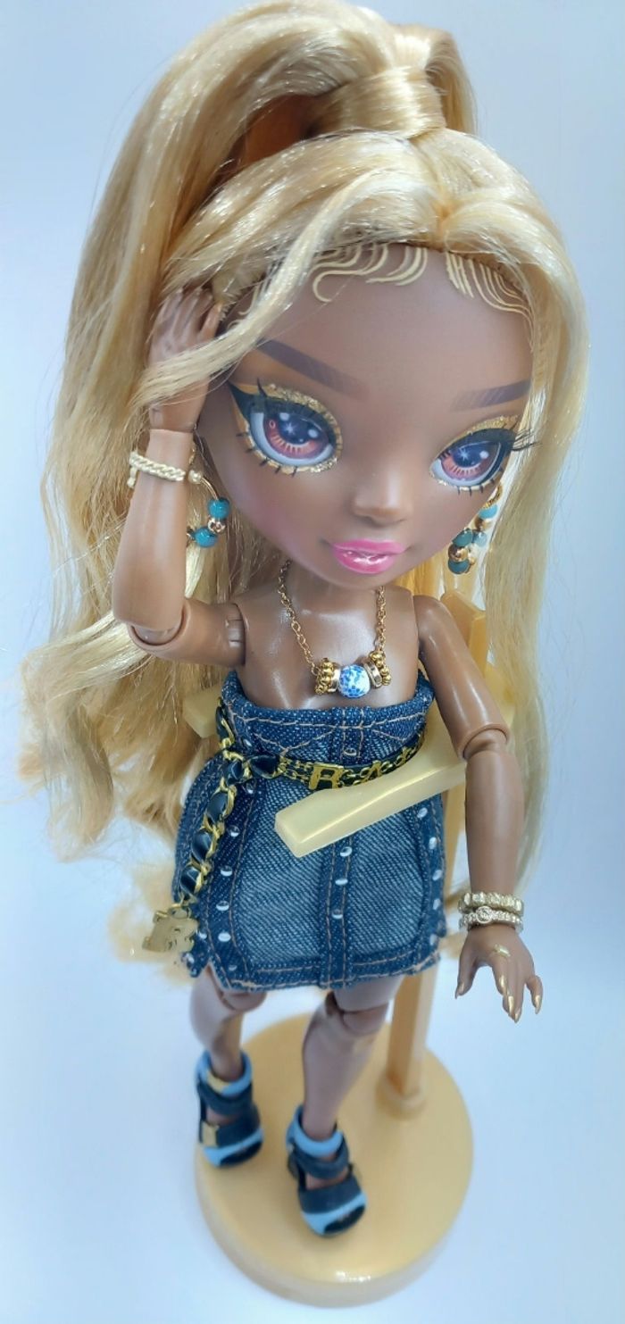 Poupée rainbow high Meline custom avec accessoires et tenues - photo numéro 2